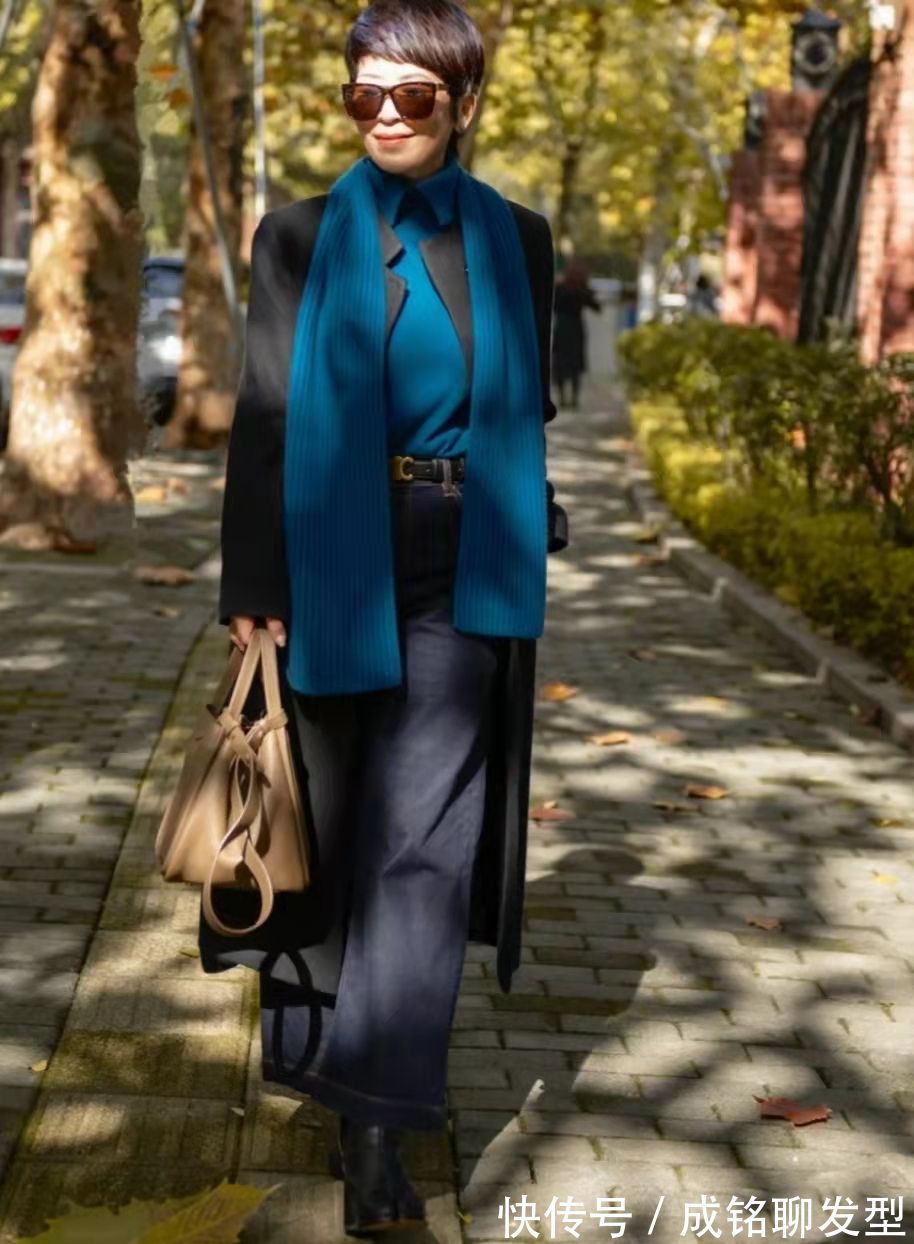 焦糖色|60岁而不老,她利落短发搭配得体穿搭,高雅时尚,看不出真实年龄