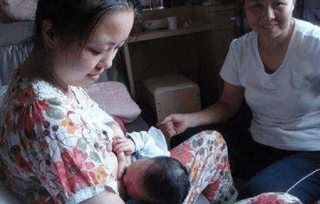 宝妈|“俺在喂奶,公公在一旁逗娃”,25岁宝妈哭泣自述无法阻止