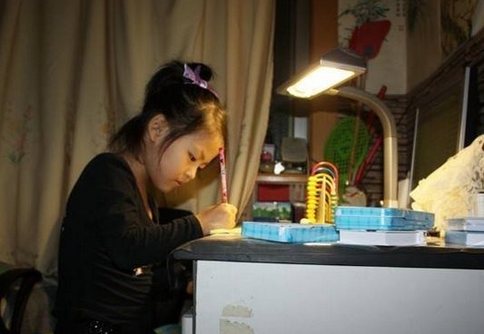 写作业|“老师,睡了没?”凌晨时爸爸问候,让家长群瞬间活跃了起来