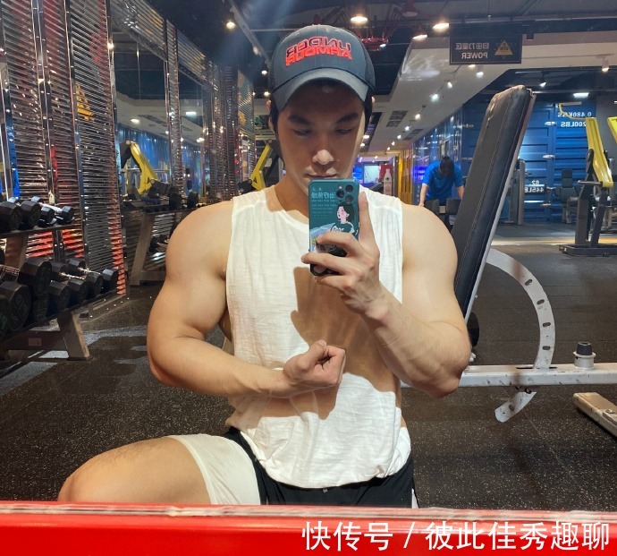 健身|爱健身的90后，胸肌发达麒麟臂健壮，在健身房常丢衣服！