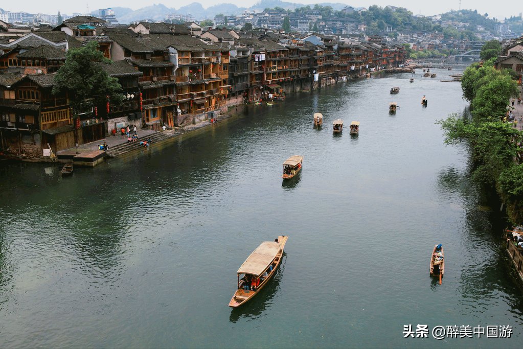 两岸|畅游沱江，江水碧绿清澈，两岸吊脚楼古朴典雅，景色别致