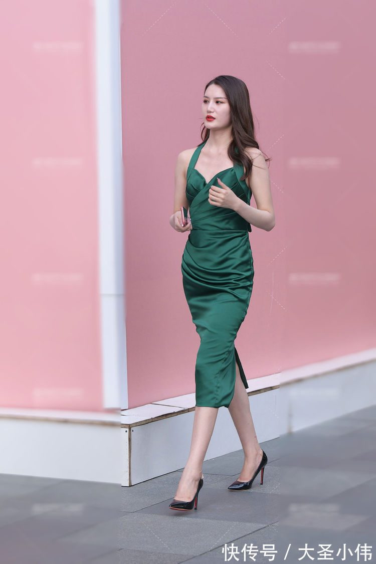 打底裤|美女街拍:白色体恤搭配粉色打底裤,出街这样搭,既干练利落,又休闲时髦