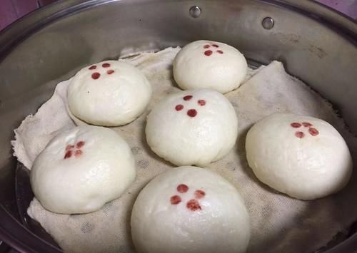 早餐喜欢吃的奶黄包,光滑松软,奶香浓郁,一次发酵省时间