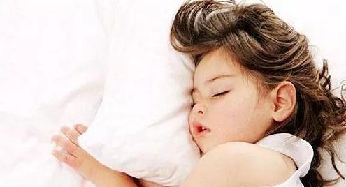 颈椎|睡枕头和不睡的孩子长大后有何区别?有几点很明显,父母要注意