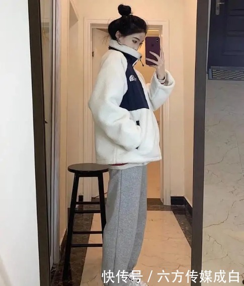 今年冬天正流行的一种穿法叫:“羊羔毛外套+休闲裤”,减龄时髦