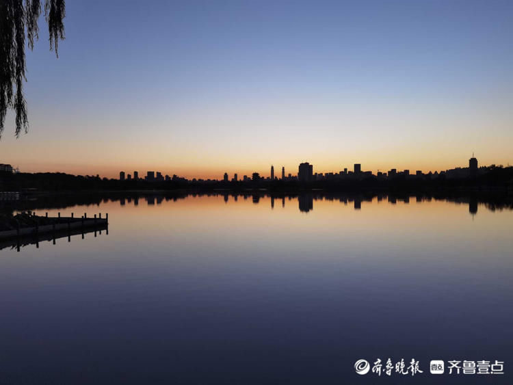 秋已成诗！济南大明湖天空澄碧纤云不染，简直美到心醉|情报站| 齐鲁壹点