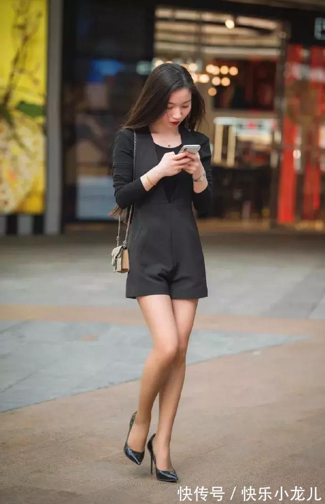 高跟鞋 粉红色的休闲西装外套,内搭白色连衣裙,带着满满的少女心