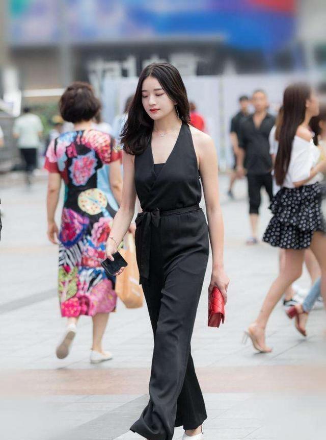 穿搭|路人街拍,小姐姐穿时尚挂脖T恤,干练不失柔美