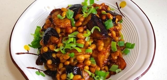 黄豆还有此种吃法?加点茄子比肉还好吃,软绵解馋不油腻