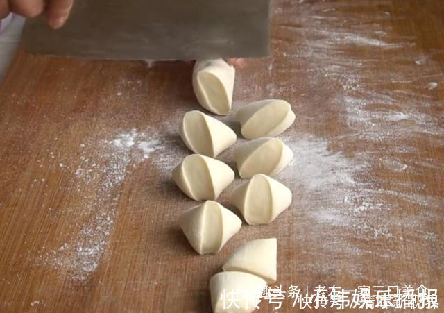 搅拌均匀|从小就爱吃的萝卜包子,不用发面,个个薄皮大馅,一顿至少吃5个
