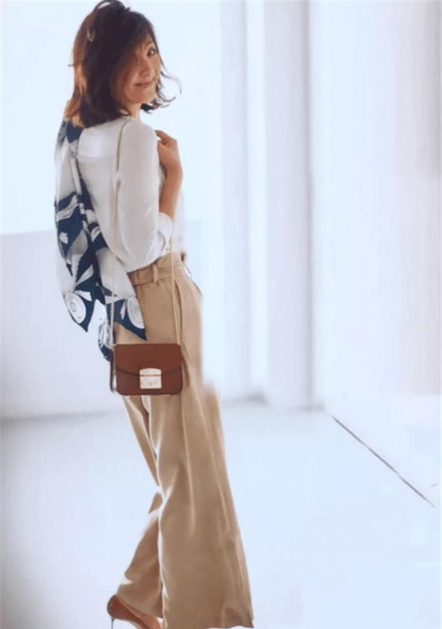 女人中年以后，穿衣打扮要“得体”，更要学会不装嫩不显老，共勉