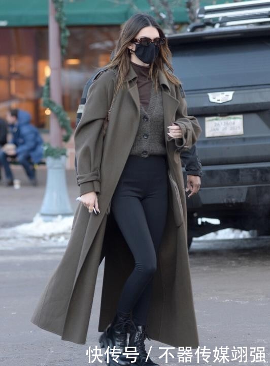 今年大衣流行这样穿,造型很显气场,内搭的处理很关键