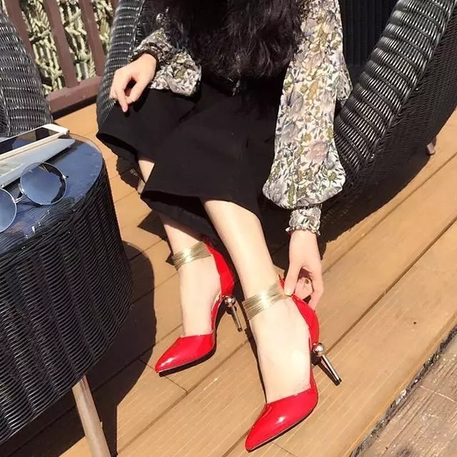 不是所有高跟鞋都有女人味, 浅口一字扣的高跟鞋最有女王范