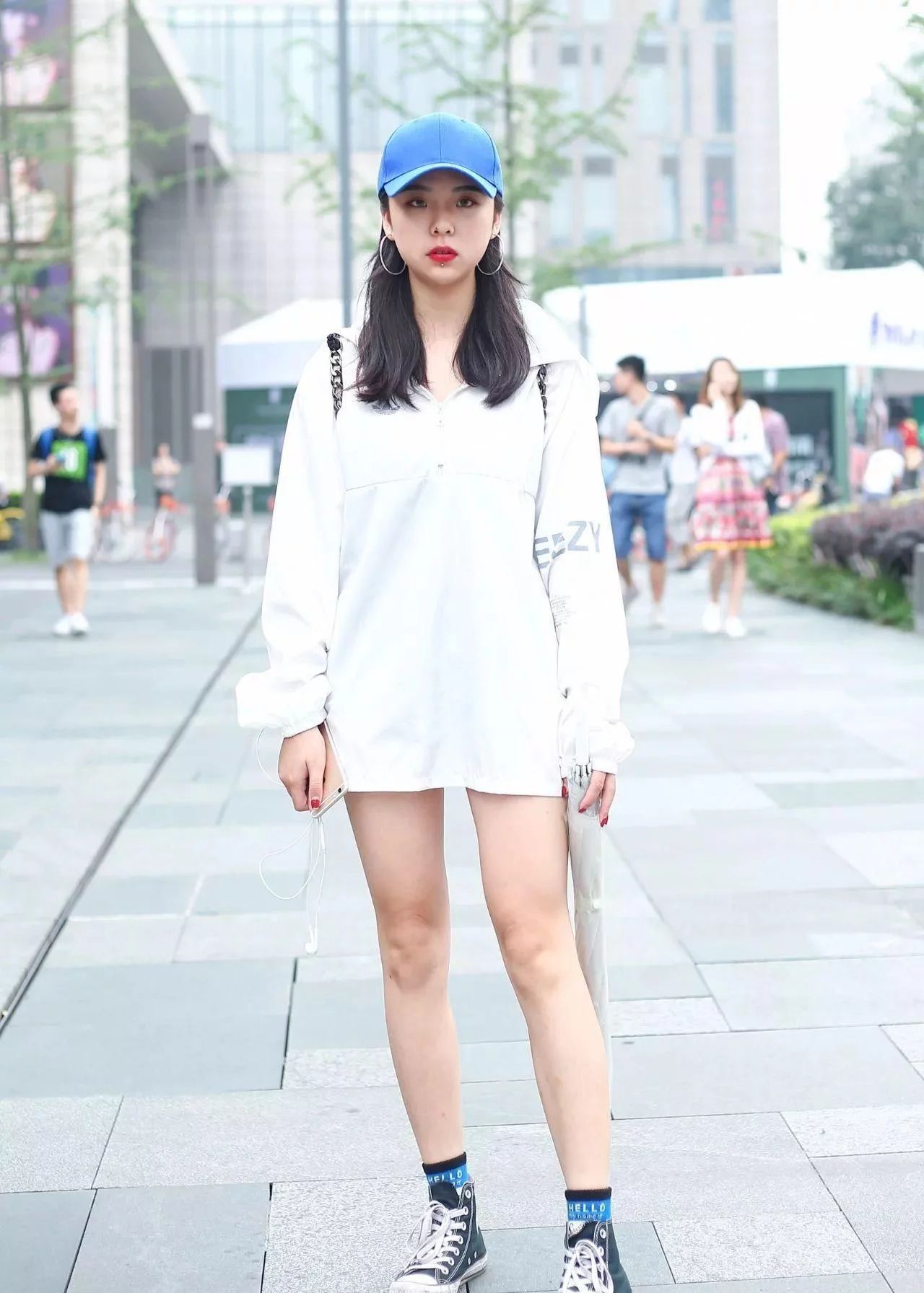  小姐姐|街拍小姐姐吊带的黑色上衣搭配牛仔短裤，清凉而又不失个性