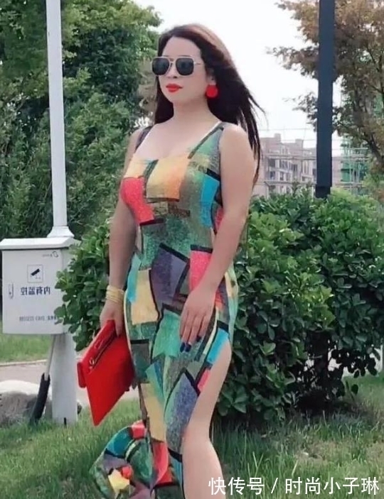 高跟鞋 小区贵妇真够“潮”,开叉裙穿出肥而不腻的时尚感