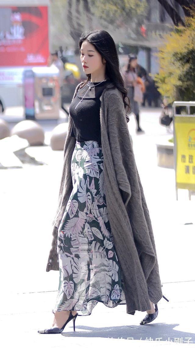 黑色 色彩鲜艳不一定好看,黑色和灰色怎么穿都高级,优雅女孩都青睐