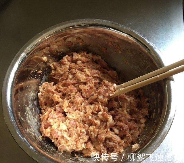 萝卜包子,皮薄馅大,暄软鲜香!