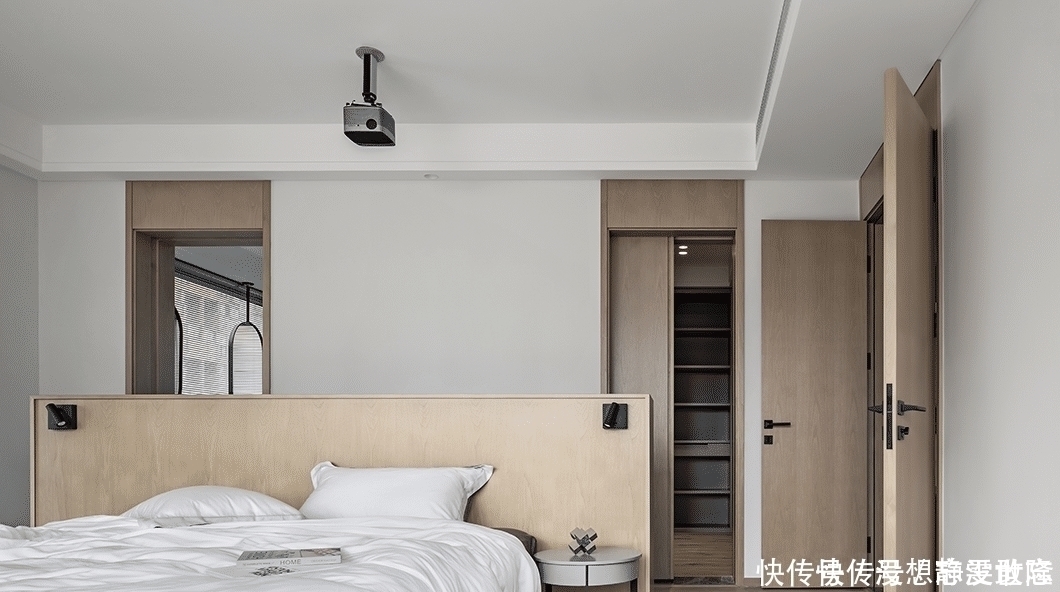 墙面|越来越多的业主终于清醒了,不要常规床头柜的卧室,好住又好清洁!