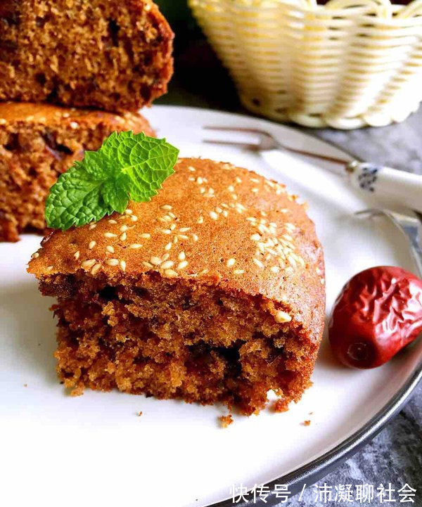 家里有面粉和大枣,就能做枣糕,比蛋糕简单香甜,新手一做就成功