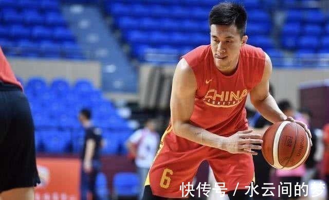 威姆斯|一瘸一拐离开球场,郭艾伦赛后喊话胡明轩防守时要收好自己的脚