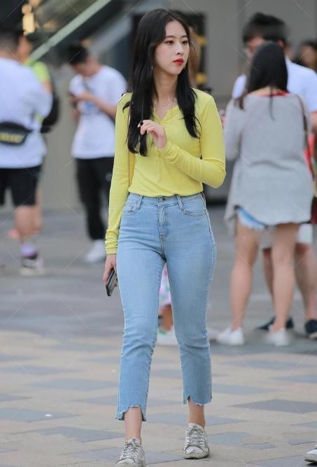 目光|美女一身小清新的穿搭格外吸引人们目光,黄色上衣搭配牛仔裤显得年轻有活力