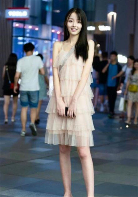 半身裙 笑容甜美的小姐姐,一件格子外套搭配半身裙,女神范十足