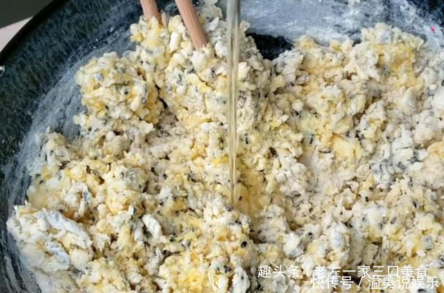 鸡蛋|宅在家里做美食,芝麻里打4个鸡蛋,不蒸不烙,松软美味比面包香