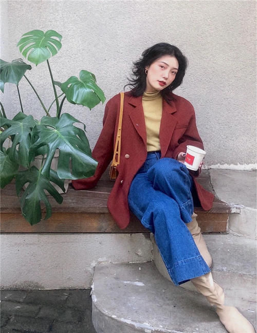 过年流行的“姨妈色”大衣，配上这3种颜色内搭，气质显白更高级