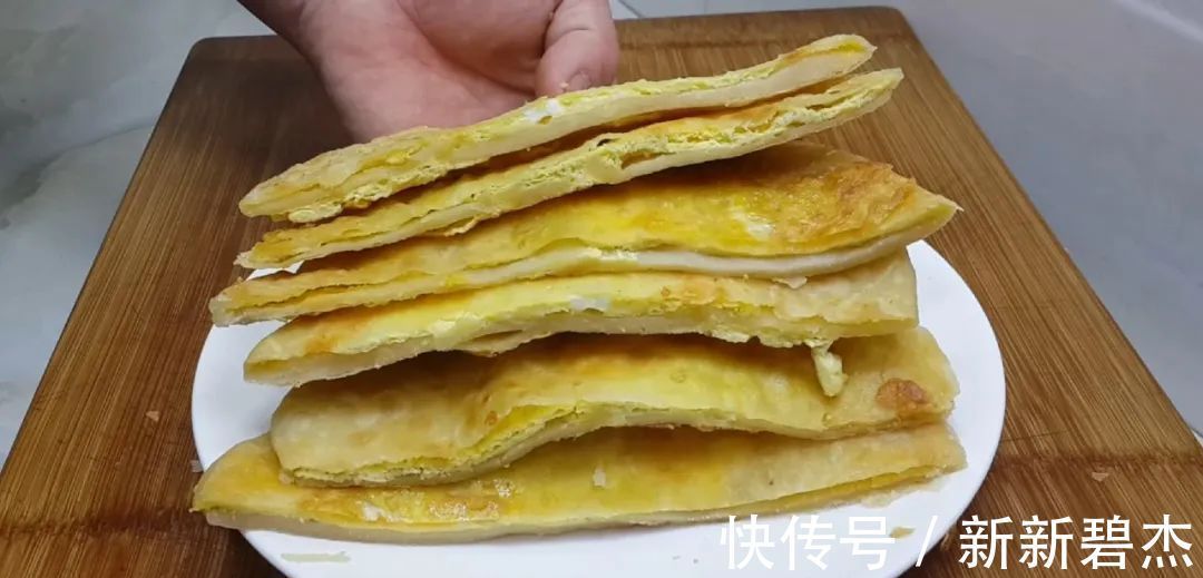 我家烙饼从来不早起,冰箱里一放,比手抓饼好吃,一次四个不够吃