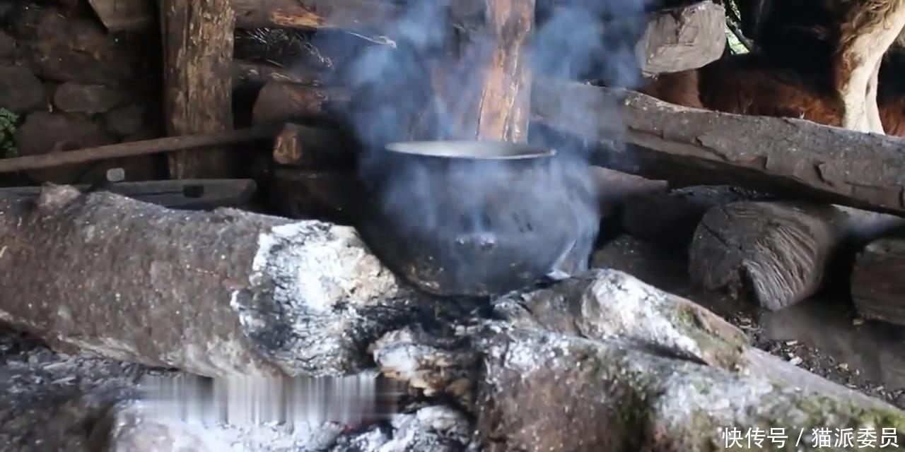 尼泊尔|尼泊尔山区穷人家的生活,房子矮的直不起腰,只吃一个土豆炒蘑菇