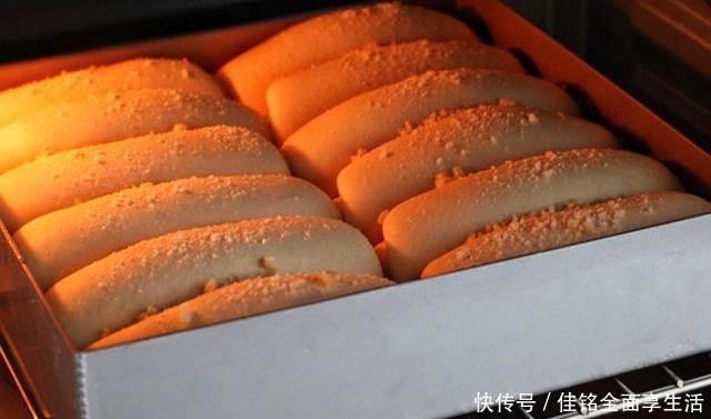 面包|做面包用中种法,出膜快细腻拉丝,既当早餐又是零食,出炉遭哄抢