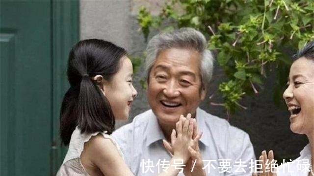 孩子|4岁女儿被送奶奶家生活,接娃时把妈妈看呆了,网友:太喜庆了