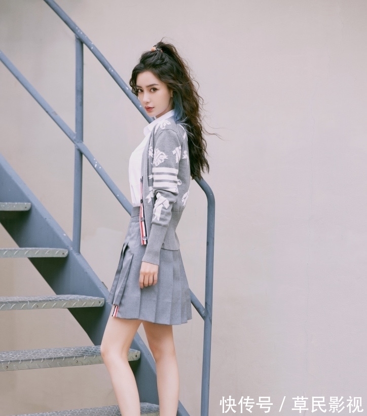 学院风|Angelababy半高马尾解锁夏日清爽活力,搭配学院风短裙可爱减龄