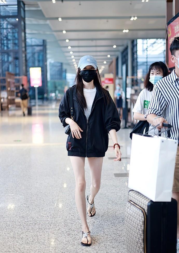 版型|刘浩存为了美真舍得破费，凹下衣失踪博眼球，还背1万9LV包撑场面