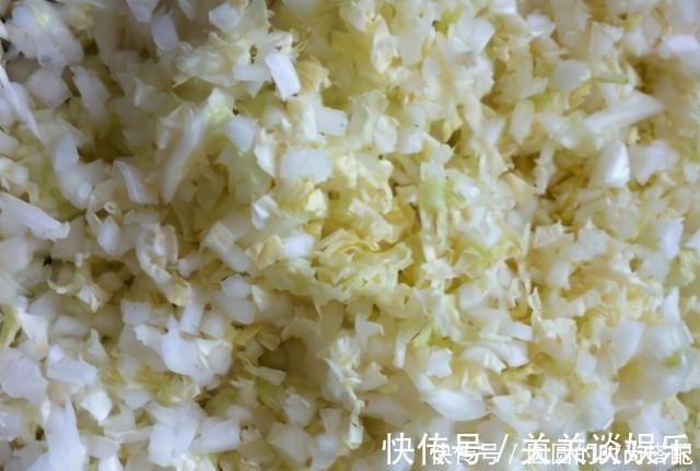 面团|每年冬天,我家必做这素馅包子,5块钱蒸一锅,暄软馅香营养高