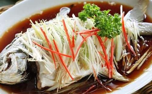 不管蒸什么鱼，都别再加盐腌制了，教你正确做法，鱼肉更香嫩