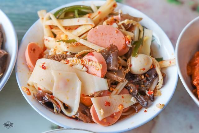 三爷爷家请吃饭,满满一桌农家菜,煮了2锅米饭,大伙吃了个精光