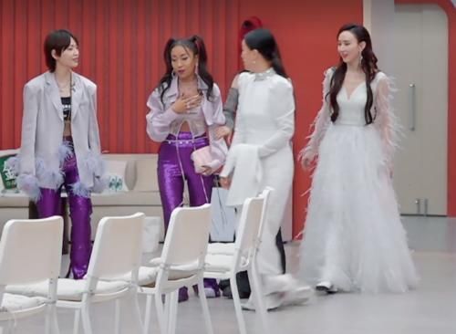 姐姐|李斯丹妮现身《姐姐》成帮唱,刚出场就获大批欢呼,唯有她翻白眼还无视