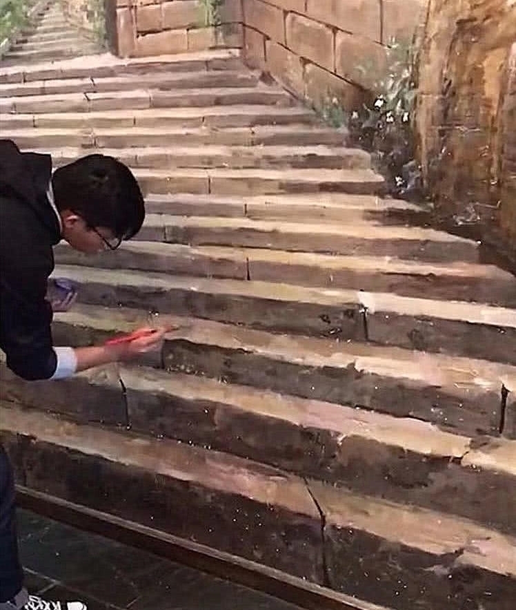 一幅画$小伙在墙上画了一幅画,骗了多人后,网友:出十万买一副!