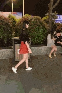 |搞笑GIF:表妹担心有人偷竹子,她每天一个人去后山点数!