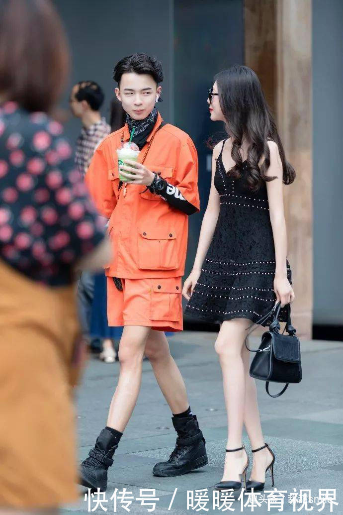 小个子的女生可以搭配一双粗跟的高跟鞋,很时尚且很减龄