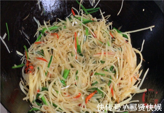 炒土豆丝时，先用水冲就错了！教你饭店大厨的诀窍，脆嫩不粘锅