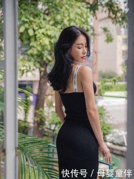 打扮|穿着吊带裙的姐姐,颜值高打扮得好,身材完美