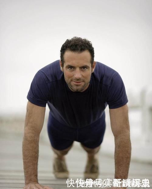 幸福指数|男人若坚持做俯卧撑运动,一段时间后这4个变化让人爱不释手