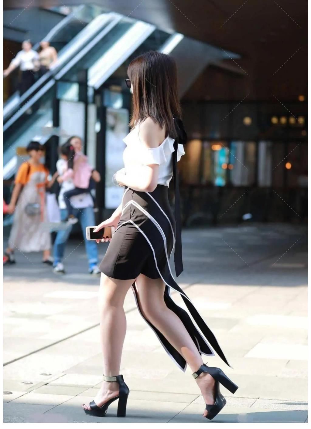 高跟鞋|职场女性的穿搭更要大方得体，挂脖式上衣搭配半身裙效果很好