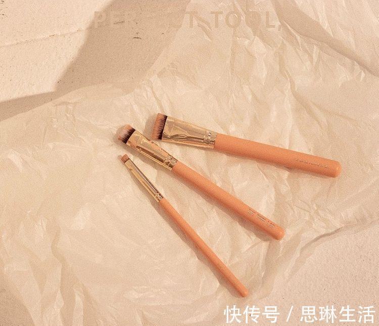 配色|新手超简单“眼影配色”推荐,奶茶色眼影画法教学,自然消肿