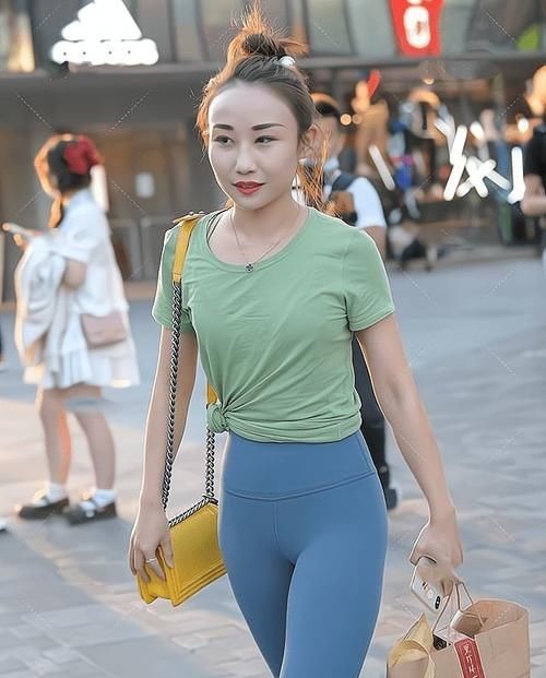 美女 蓝瑜伽裤配T恤,再配上丸子头的发型,美女这个身材实在是太丰满