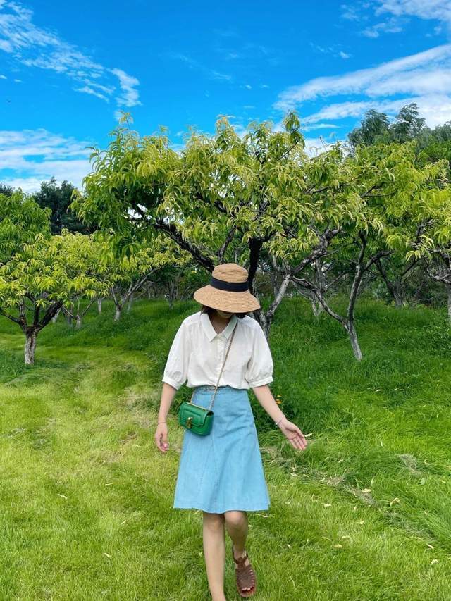 百褶裙|秋游怎么穿才高级?西装外套搭配百褶裙又飒又美,关键特别显气质