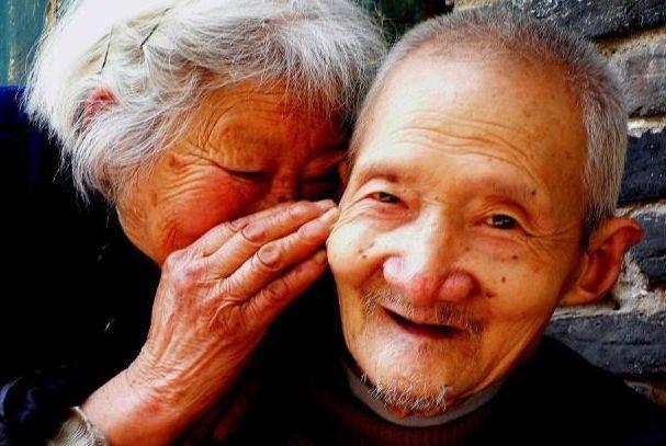 长寿老人|113岁老人烟酒不离手,他说长寿也不难,日常别碰一件事即可