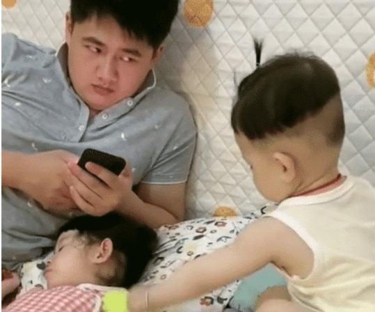 爸爸|女儿是亲生的,儿子是捡来的“最无情奶爸”佛系带娃火了